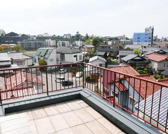 K's House Kanazawa - Travelers Hostel - Kanazawa - Balcony