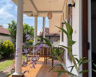 Blissfam Villa & Hostel - Negombo - Balcony