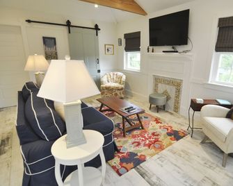 Lil’ Loopy: One bedroom home perfect for a couple's retreat. - Ocracoke - Sala de estar