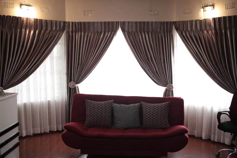 تريبل بالمز بد آند بريكفاست - غابورون - غرفة معيشة