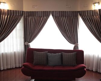 تريبل بالمز بد آند بريكفاست - غابورون - غرفة معيشة