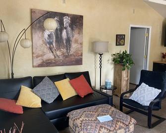 Red Rock Retreat: Hot tub, walk to creek for swimming,. - Sedona - Wohnzimmer