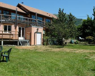 Albiréo a beautiful, quiet mountain gîte with a magnificent view - La Roche-des-Arnauds - Patio