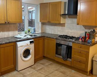 2 bed-Sleeps 4-Private Patio-Pets-Near Heathrow - Hounslow - Kitchen