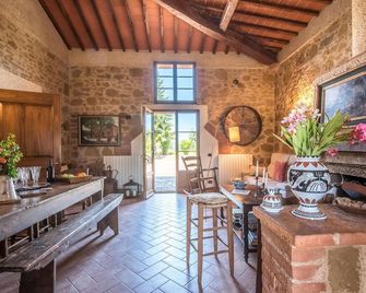 Nice home in Siena with kitchen - Siena - Comedor
