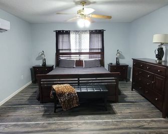 Lovely apartment with AC in charming calhoun Ga 5 miles from I75 and Bucees. - Adairsville - Bedroom