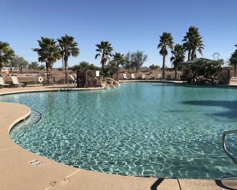 Reduced Summer Rate! Your Vacation Home in Sunny Maricopa AZ with new AC - Maricopa - Piscina
