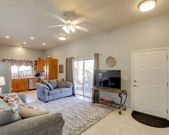 Desert Gem with Patio and Grill, Near Oracle St Park! - Oracle - Living room