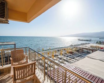 Kutlugun Sahil Otel - Akçay - Balcón