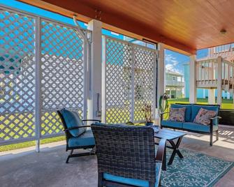 Coastal Cajun Getaway On The Beach! by RedAwning - Bolivar Peninsula - Patio