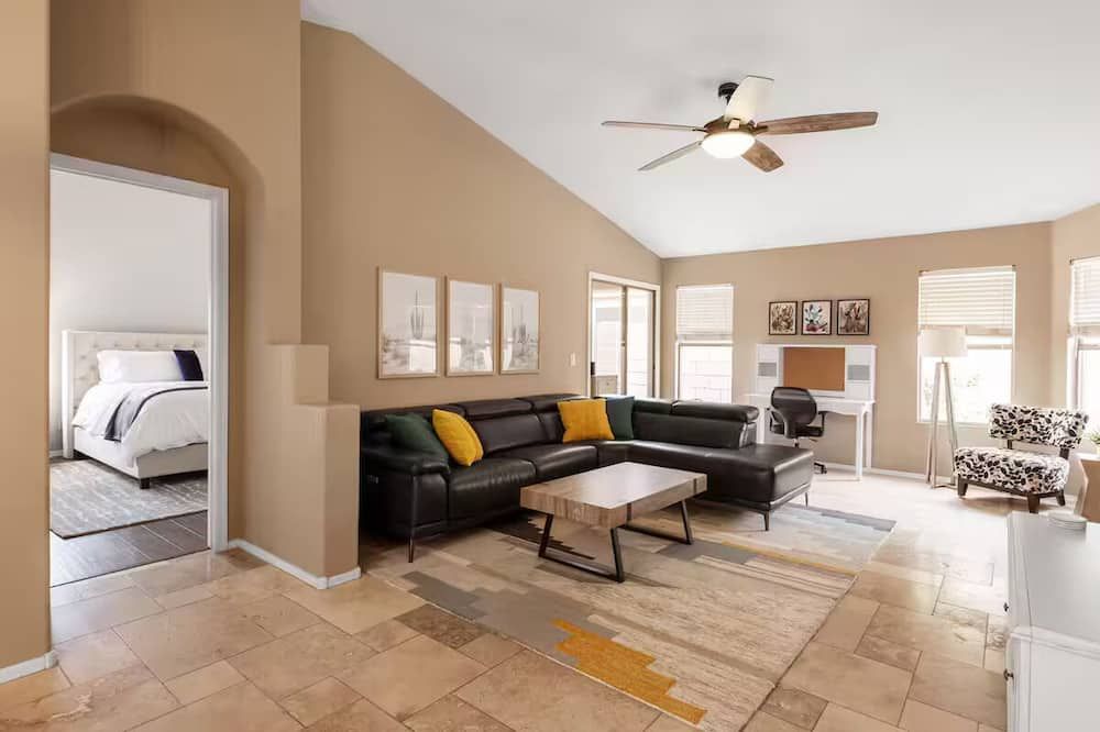 4BR/2BA house in NE Phoenix with crib and beautiful backyard - פיניקס - סלון