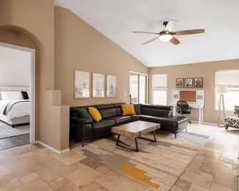 4BR/2BA house in NE Phoenix with crib and beautiful backyard - פיניקס - סלון