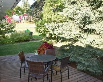 Home away from home, nestled into a small, family, farm. - Creston - Patio