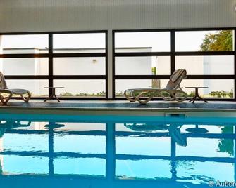 Privatif family cottage, heated and covered swimming pool next to a huge forest - Le Gâvre - Piscina