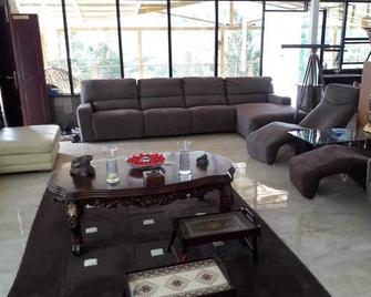 4 bed 3 bath bungalow sleeps up to 10 people (inc. breakfast) - Ooty - Sala de estar