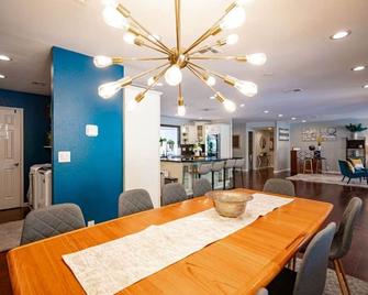 Updated, very private, very large, luxurious oasis - Las Vegas - Dining room