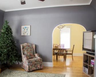Large, historic, clean, self check-in home near downtown and restaurants. - Idaho Falls - Living room