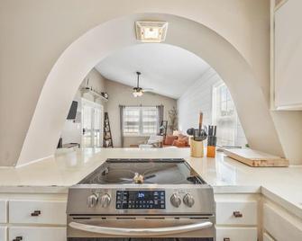 Feel at Home a 3 Minute Walk from the Beach - North Myrtle Beach - Kitchen