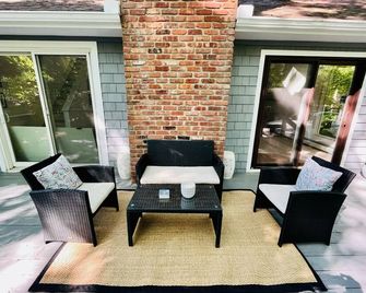 Bright & Modern East Hampton Getaway with Pool & Hot Tub - East Hampton - Patio