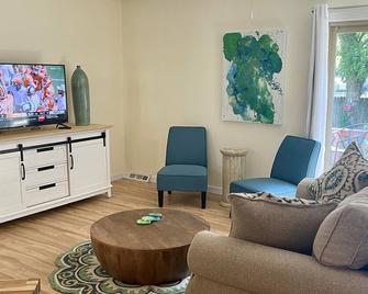 Cheerful mid-town home close to Bass Pro, shopping and local eateries. - Springfield - Living room