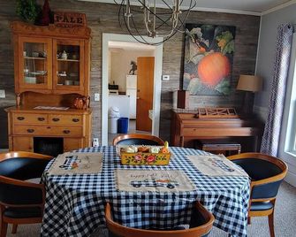 Red Boar Ridge- 3 Bedroom Farmhouse - Northwood - Dining room