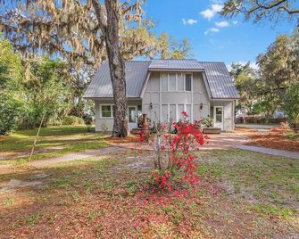 Wonderful 2-bedroom Riverfront Cottage on Secluded Two Acres Estate - Townsend - Edificio