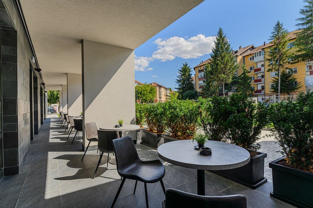 B The Hotel - Sfântu-Gheorghe - Patio