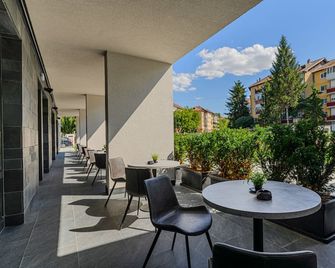B The Hotel - Sfântu-Gheorghe - Patio