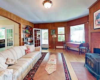 Seal Cove: Historic Waterfront Home w/ Wraparound Porch & Dock-Dogs ok - Bath - Living room