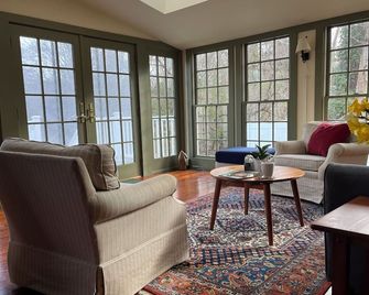 Sea Meadow Inn - Brewster - Living room