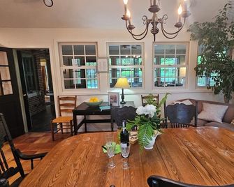 Heated Pool & Country Charm Between Pittsburgh and Laurel Highlands - Greensburg - Dining room