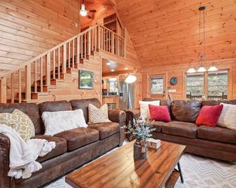 Relaxing Cabin near Bear Claw Vineyard, Hot Tub, Game Room, Pet Friendly, sleeps10 - Blue Ridge - Olohuone