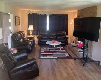 Gahanna Ranch-Tastic 3-bedroom recently renovated Aug 2024 - Gahanna - Living room