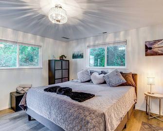 Rockaway Beach House - Walk to Ocean! - Rockaway Beach - Bedroom