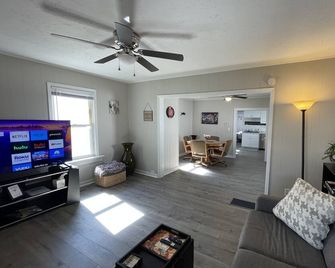 Full House minutes' walk to Memorial Stadium, Hawk Field, Haymarket/Railyard - Lincoln - Living room