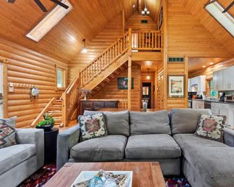 Secluded Log Cabin Estate | 6 Private Acres | High-Altitude River Views - New Buffalo - Obývací pokoj