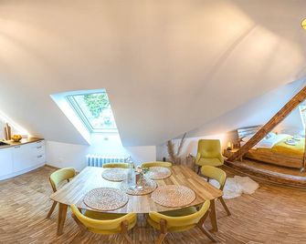 فيلا نا لانديكو - اوسترافا - غرفة طعام