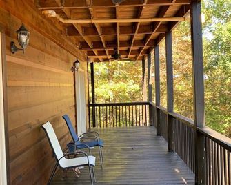 L&D Mountain Retreat Cabin far from the Hustles and Bustles of the City - Young Harris - Balcony