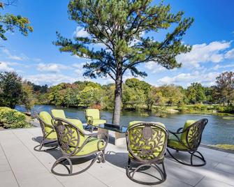 Lakefront Retreat with Sunroom, Patio and Fire Pit! - Columbia - Patio