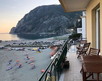 Bea's Apartment - The window to the sea - Seafront - Monterosso al Mare - Balcone