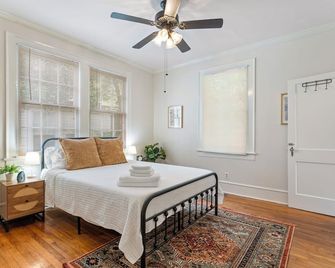 Charming Cottage mins to DT, landmarks, & more! - Montgomery - Bedroom