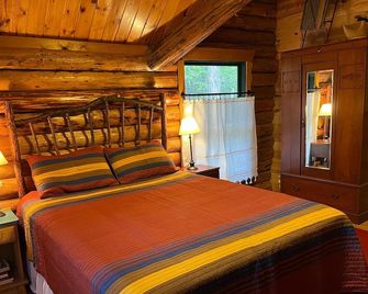 Spacious Lakefront Log Cabin 'Gem' by Glacier Park - Columbia Falls - Bedroom