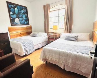 Hotel León Inn - León - Schlafzimmer