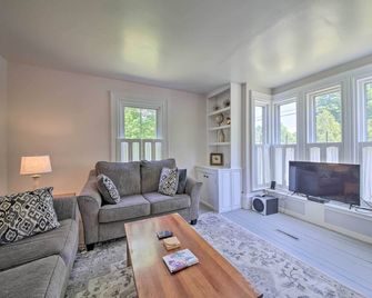 Historic Waldoboro House Near Lakes, Boating, Etc! - Waldoboro - Sala de estar