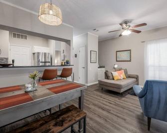 Adorable one bedroom condo just steps from downtown. - Austin - Restaurante
