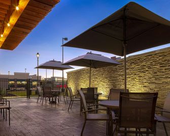 فيرفيلد إن آند سويتس باي ماريوت دنفر يربورت ات جايتواي بارك - دنفر (كولورادو) - شرفة مرصوفة