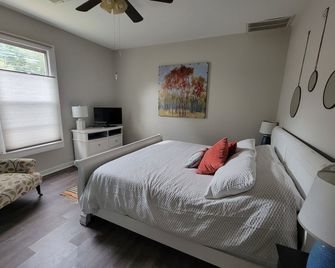 Historic 3 bed, 2bath Bungalow Minutes from IAH with Backyard Putting Green! - Humble - Habitación