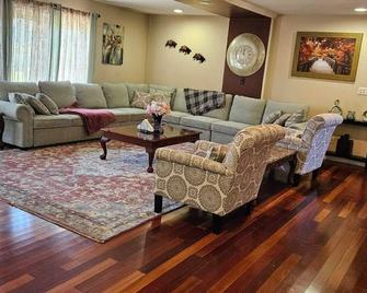 Your vacation home of 4200sq ft\nMillsboro.Pet friendly,Private Pool Jacuzzi etc - Millsboro - Sala de estar