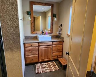 Escape to Nature: Charming 3-Bedroom Cabin near Trinity Lake - Trinity Center