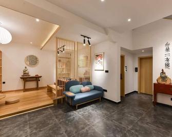 Courtyard Light Luxury Homestay - Fort Smith - Living room